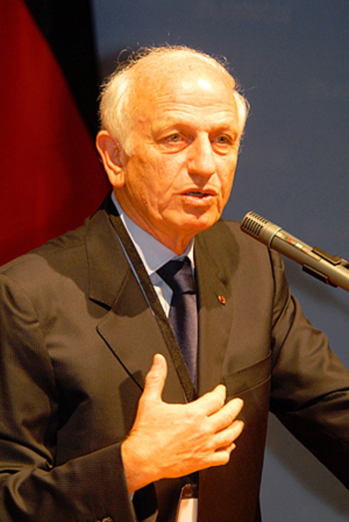  Andre Azoulay
