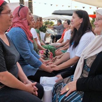 מביטות בעיניים גן שמואל