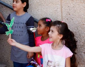 ילדים מושיטים יונת שלום בפרדיס