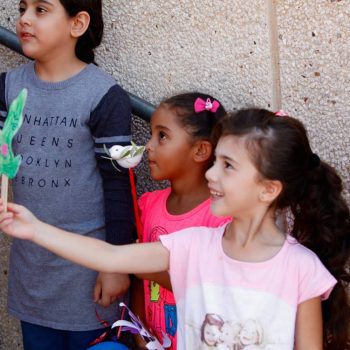 ילדים מושיטים יונת שלום בפרדיס