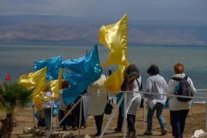 dead sea walking to the beach gal mosenson2